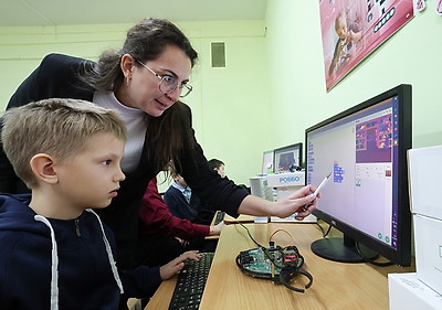 Дети тянутся к занятиям с первого класса. Как в сельской школе под Витебском растят будущих инженеров