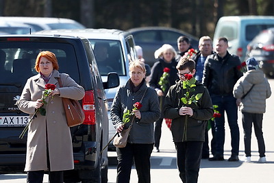 Колокола и людская скорбь. В день памяти Хатыни на мемориале возлагают цветы
