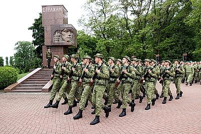 Флаги, драйв и хорошее настроение. Брестские пограничники на мотоциклах проехали по улицам города