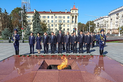 Член Посткома Политбюро ЦК КПК возложил венок к монументу Победы в Минске