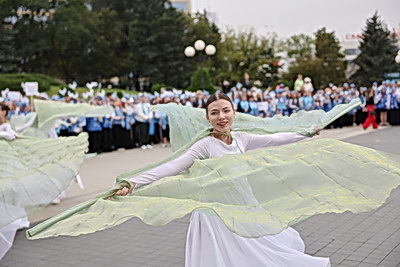 Сотни юных миротворцев собрались в центре Минска на линейку к Международному дню мира