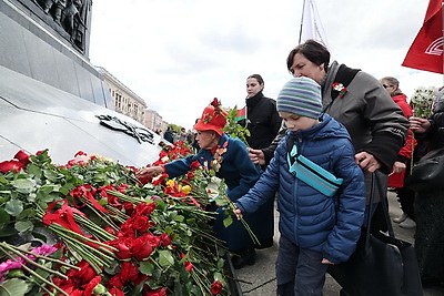 Память живет в сердцах! Народное возложение проходит на Площади Победы