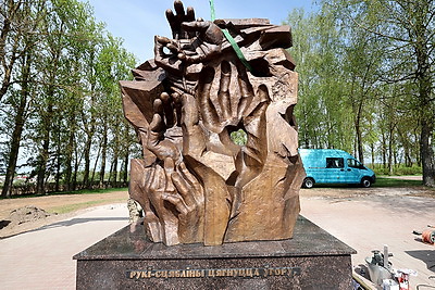 Посвященный геноциду белорусского народа памятный знак \"Древо жизни\" установили в Витебске