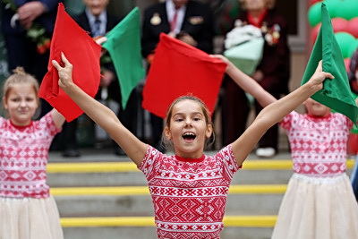 \"В три раза более долгожданно и волнительно\". В Минске в первый класс пошли тройняшки