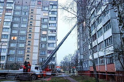 Спасатели работают на месте взрыва газа в Гомеле