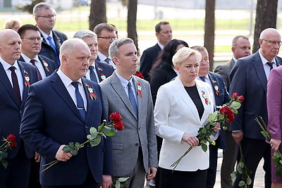 Члены Совета Республики возложили цветы в мемориальном комплексе \"Масюковщина\"