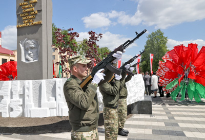 \"Память о вас никогда не умрет\". Обновленный памятник погибшим в ВОВ гомсельмашевцам открыли в Гомеле