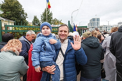 Молдаване прибывают в Минск из России, чтобы проголосовать на парламентских выборах своей страны