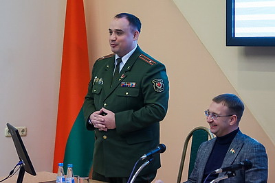 Прямой разговор о будущем: эксперты и депутаты разъясняют молодежи, как решения ВНС касаются каждого