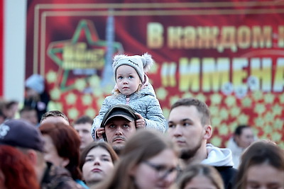Акция \"Споем День Победы вместе!\" и фейерверк завершили празднование 9 Мая