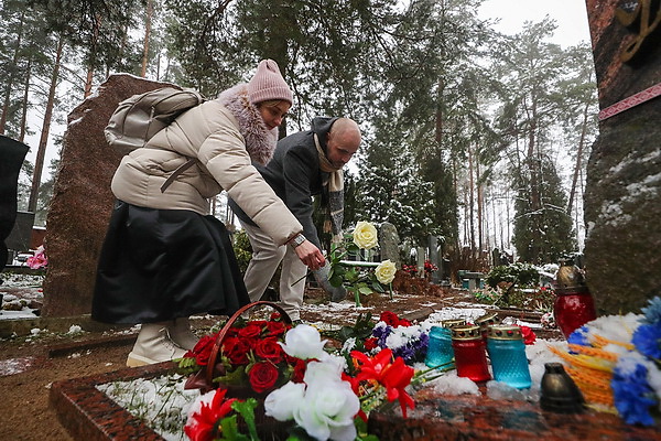 Память Владимира Короткевича почтили на Восточном кладбище в Минске