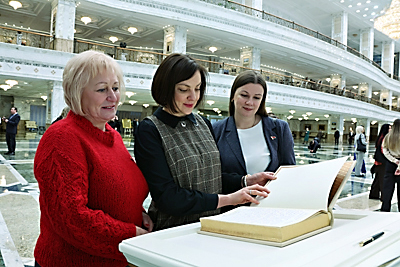 Работники холдинга \"БЕЛСТРОЙЦЕНТР\" посетили с экскурсией Дворец Независимости