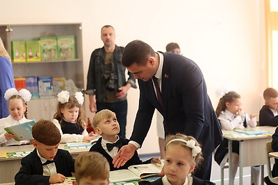 Железнодорожный класс и шикарная спортивная база. Новую школу открыли в Минске