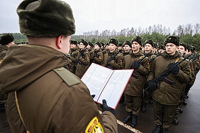Начало освоения военной науки. Около 2,4 тыс. новобранцев приняли присягу в 72-м учебном центре