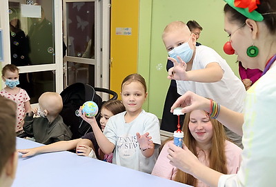 Во время акции \"ЖИТЬ, нельзя болеть\" детям в РНПЦ радиационной медицины вручили подарки