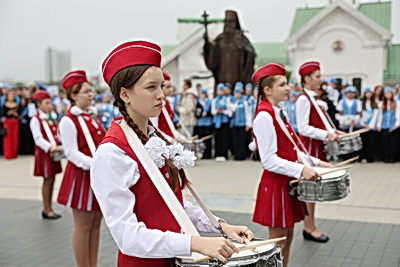 Сотни юных миротворцев собрались в центре Минска на линейку к Международному дню мира