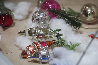 Более 2 тыс. елочных игрушек, гирлянд и открыток разных эпох представили на выставке в Могилеве