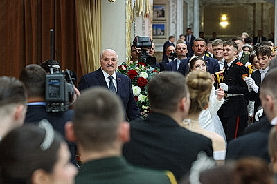 Вальс, кадриль и полонез. Дворец Независимости собрал участников красочного новогоднего бала