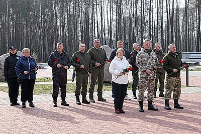 Не утихает боль, не высыхают слезы. Память жертв трагедии в Хатыни почтили на мемориале \"Ола\"