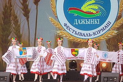 Памятник креветке, выставка караваев и подворий. В Белоозерске проходят \"Дажынкі-2025\"