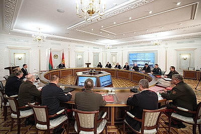 Лукашенко указал на милитаризацию западных стран и необходимость актуализировать оборонные действия