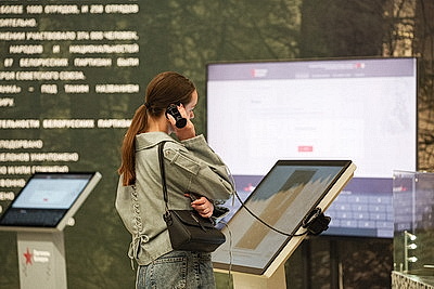\"Я был просто в шоке\". Не только детей оставляет под впечатлением выставка \"Дорога к Победе\" в ММВЦ