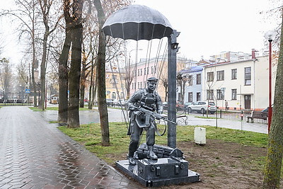 Аллея фонарей в Бресте пополнилась новым арт-объектом