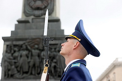 Парламентская делегация КНР возложила венок и цветы к монументу Победы в Минске