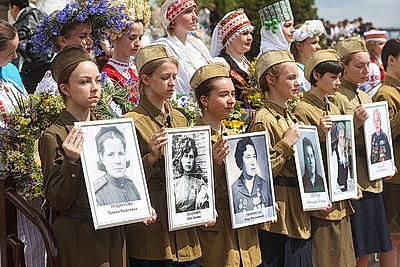 Посвящая 80 мирным годам. 80 венков спустили в Неман на акции \"Дзявочы вянок міру\" в Гродно