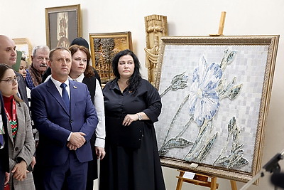 Истории предприятий и судьбы людей. Уникальная выставка подарков Президенту открылась в Солигорске