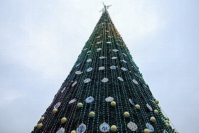 В столице украшают главную новогоднюю елку