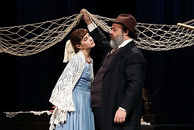 Спектакль \"Волки и овцы\" в рамках гастролей представили российские артисты на сцене молодежного театра