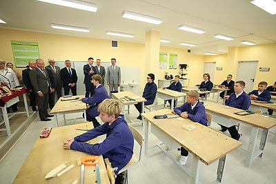 Железнодорожный класс и шикарная спортивная база. Новую школу открыли в Минске