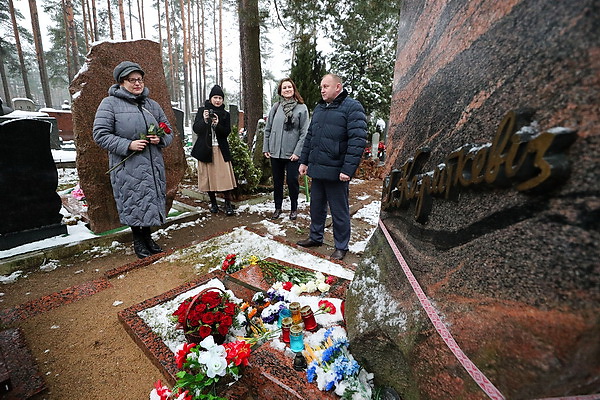 Память Владимира Короткевича почтили на Восточном кладбище в Минске