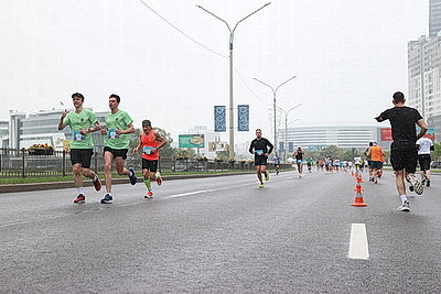Около 1800 участников из шести стран вышли на старт полумарафона One Run в Минске