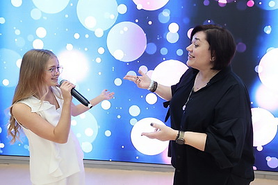 Стремление помогать - в генах. Как витебская школьница пришла на выручку пассажирке авиалайнера