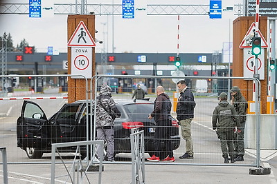 Это \"как-то не по-человечески\". Что происходит на границе с Литвой в \"Каменном Логе\"