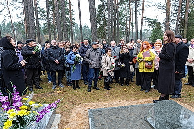 Памятник Змитроку Бядуле открыли на Восточном кладбище в Минске