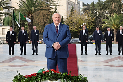Лукашенко в Алжире возложил венок в мемориальном комплексе \"Памятник славы и мученичества\"