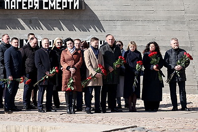 Колокола и людская скорбь. В день памяти Хатыни на мемориале возлагают цветы