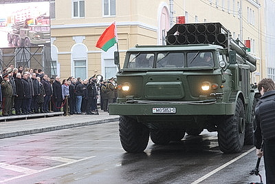 Памятник Рокоссовскому, парад военной техники. В Гомеле почтили память героев-освободителей