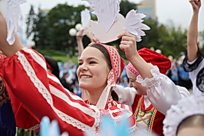 Сотни юных миротворцев собрались в центре Минска на линейку к Международному дню мира