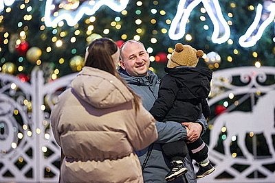 Новогодняя иллюминация превратила столицу в зимнюю сказку
