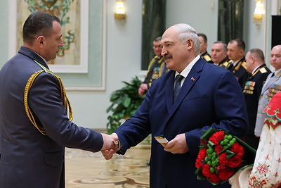 Лукашенко вручил государственные награды и погоны высшему офицерскому составу