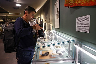 Участники медиатура \"Дорогами Победы\" презентовали Музею истории ВОВ копию уникального плаката