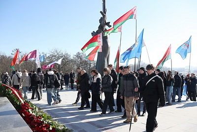 В День защитников Отечества к стеле \"Минск - город-герой\" возложили цветы