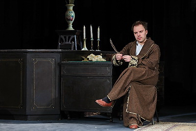 Спектакль \"Волки и овцы\" в рамках гастролей представили российские артисты на сцене молодежного театра