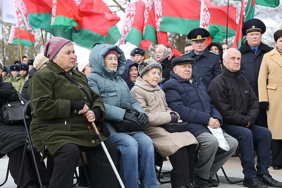 Камень и цветы. У монумента \"Врата памяти\" в Тростенце прошел митинг-реквием