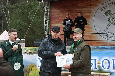 Невероятная атмосфера. Четвертый чемпионат по колке дров среди СМИ проходит в Минском районе