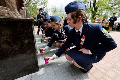 Памятный знак жертвам геноцида белорусского народа \"Древо жизни\" открыли в Витебске